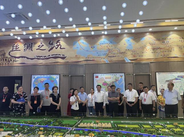 在疆的全国人大代表走进喀什调研经济高质量发展