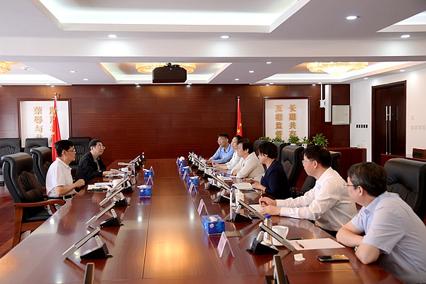  何维接见农工党海南省委会主委谢京一行